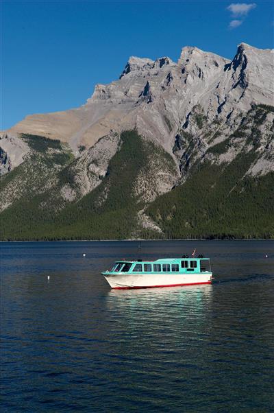 Cruise over Lake Minnewanka