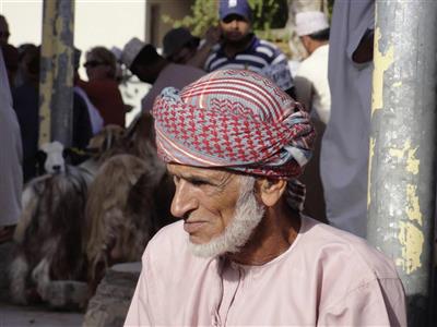 Lokale inwoner op de geitenmarkt van Nizwa