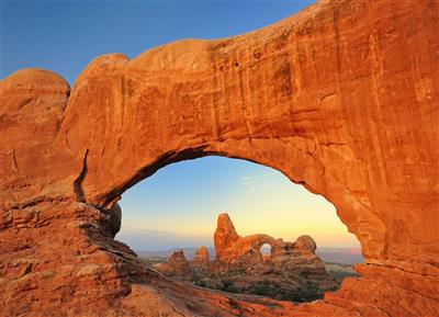 Turret Arch zichtbaar door de North Window, Arches National Park